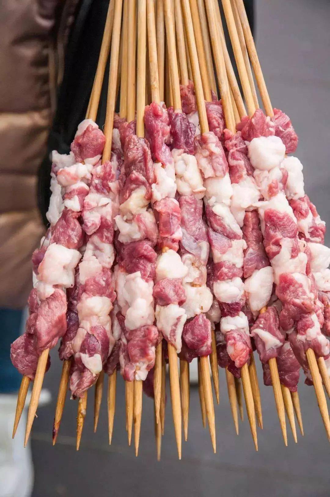 新疆|一口跨越3600公里！新疆正宗羊肉串新店开业买1送1！啤酒畅饮...