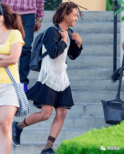 硬汉老爸爱上高跟鞋配短裙？长腿翘臀画风太妖娆