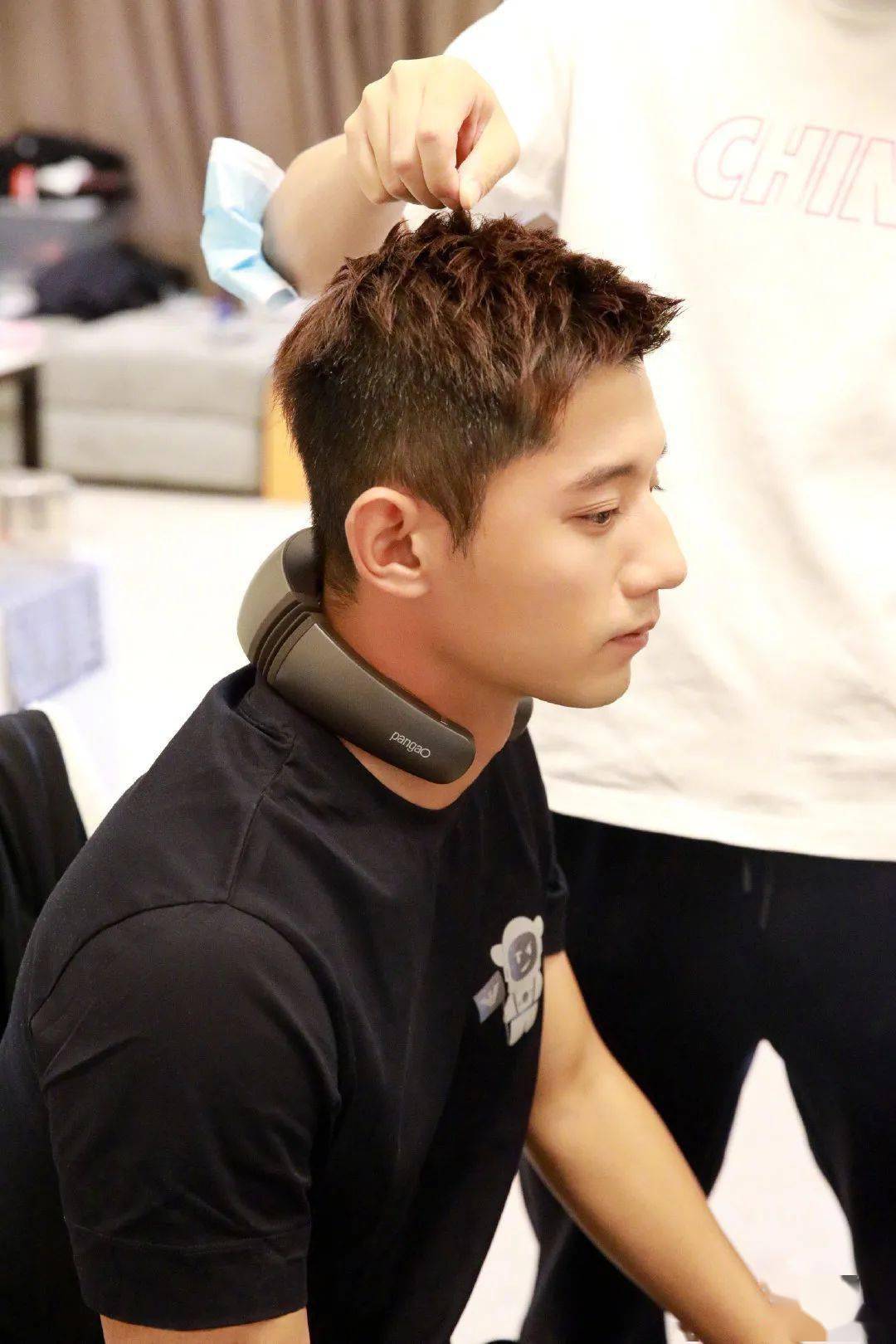 按摩|跟着张继科张国伟解锁专业颈椎按摩仪，真香！