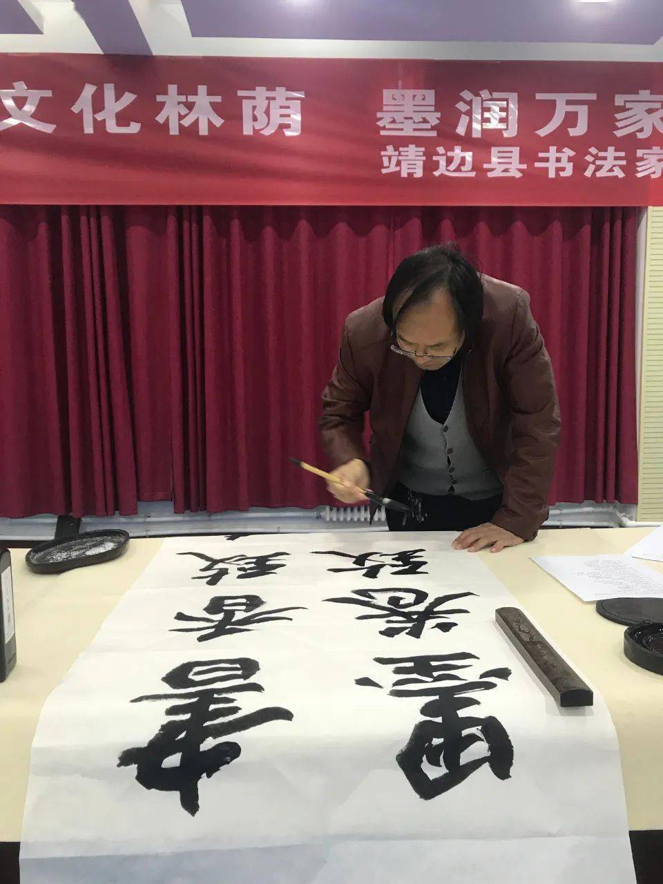 靖边县10名书法家走进南关社区,开展"党建引领,墨润万家"书法交流活动