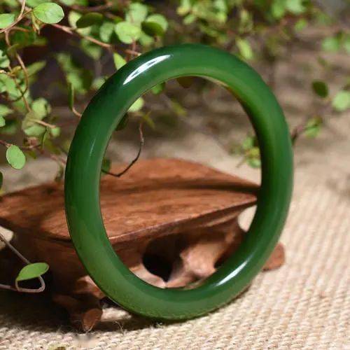 翡翠|九玉：这只玉镯不挑人，还能代代相传？为自己和家人聚集福气都靠它！