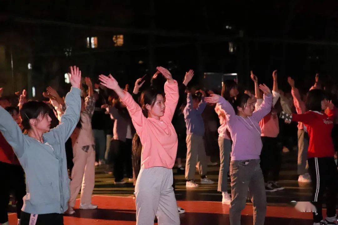 校园|谁说它是大爷大妈的专利！这所大学的“校园广场舞”火了！