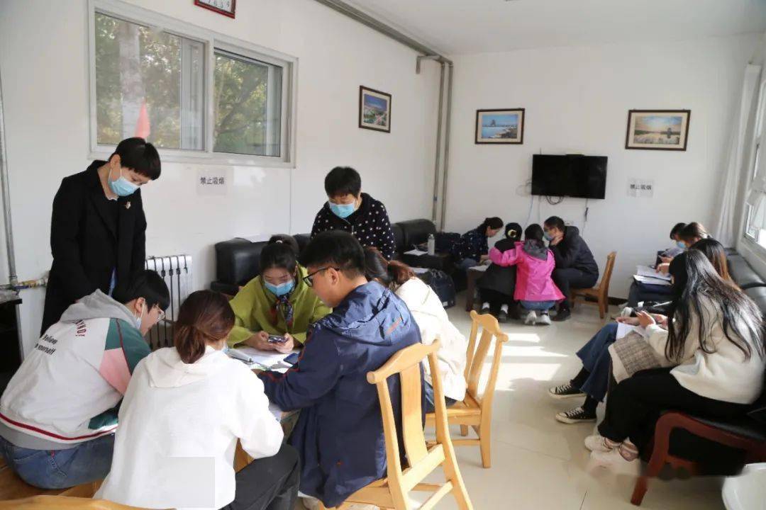 社区普查员人口普查_人口普查普查员证(2)