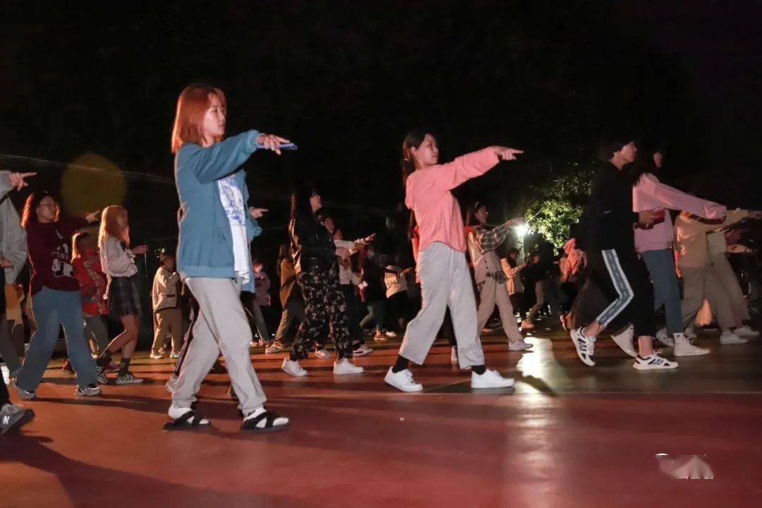 校园|谁说它是大爷大妈的专利！这所大学的“校园广场舞”火了！