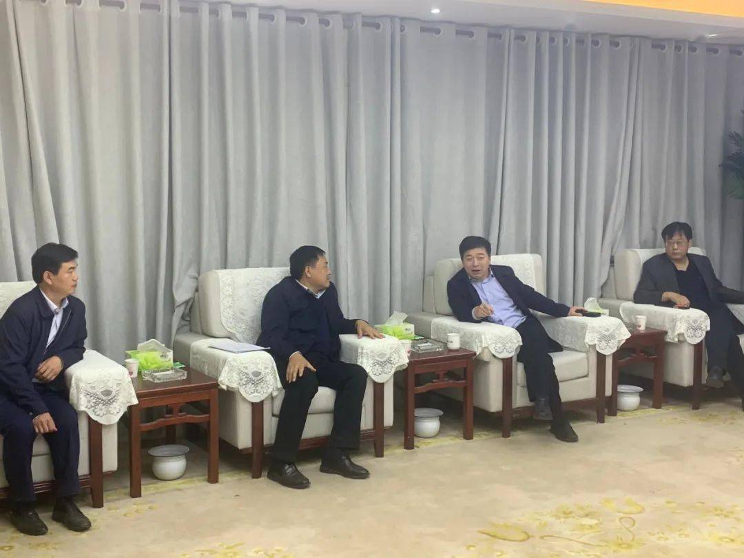 区管委会副主任郑广田参加座谈,农业农村服务中心主任杨