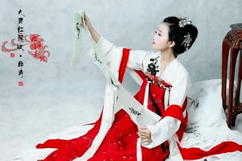 法国|法国人眼中的最美旗袍什么样？这配图也太「那个」了吧……