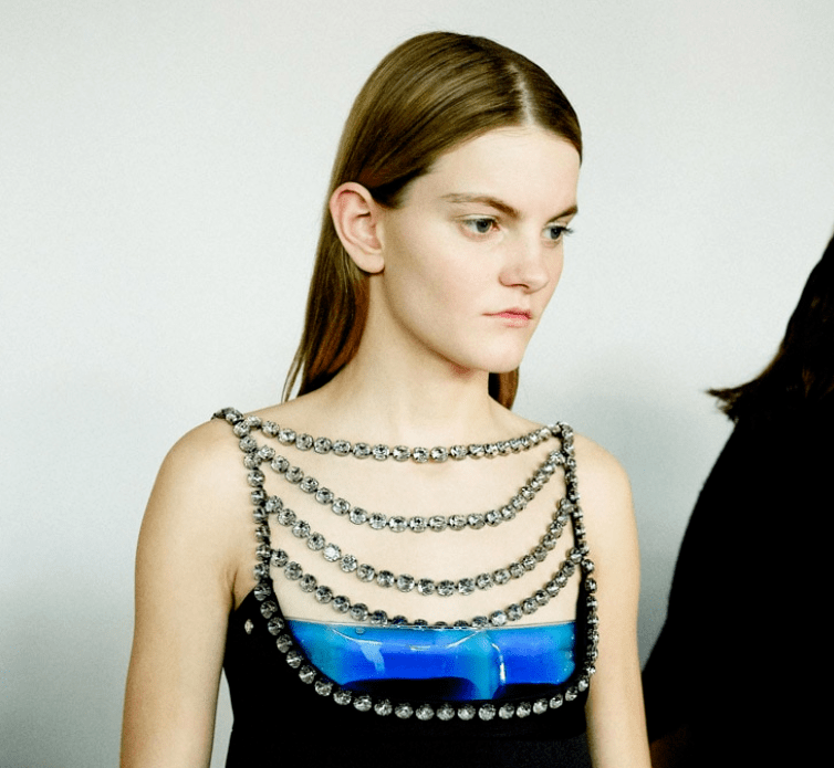 宝藏|想和虞书欣一样做个宝藏女孩，首先得有一件同款宝石衣啊！