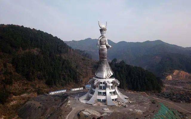 曾是贫困县的贵州剑河县,耗资8600万元建设苗族女神"仰阿莎"雕塑,总