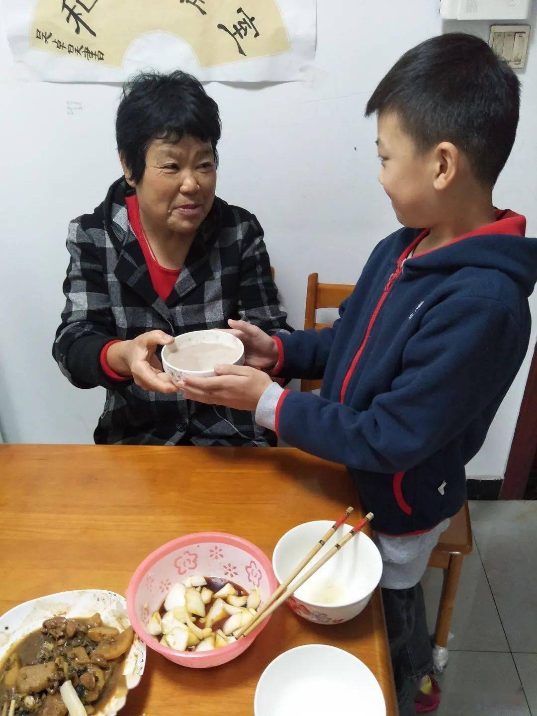 给爷爷奶奶捶背揉肩,端茶盛饭.