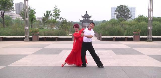 怎样跳好交谊舞 4f65cfae38f94b1ea6cffc4236f23000.jpeg