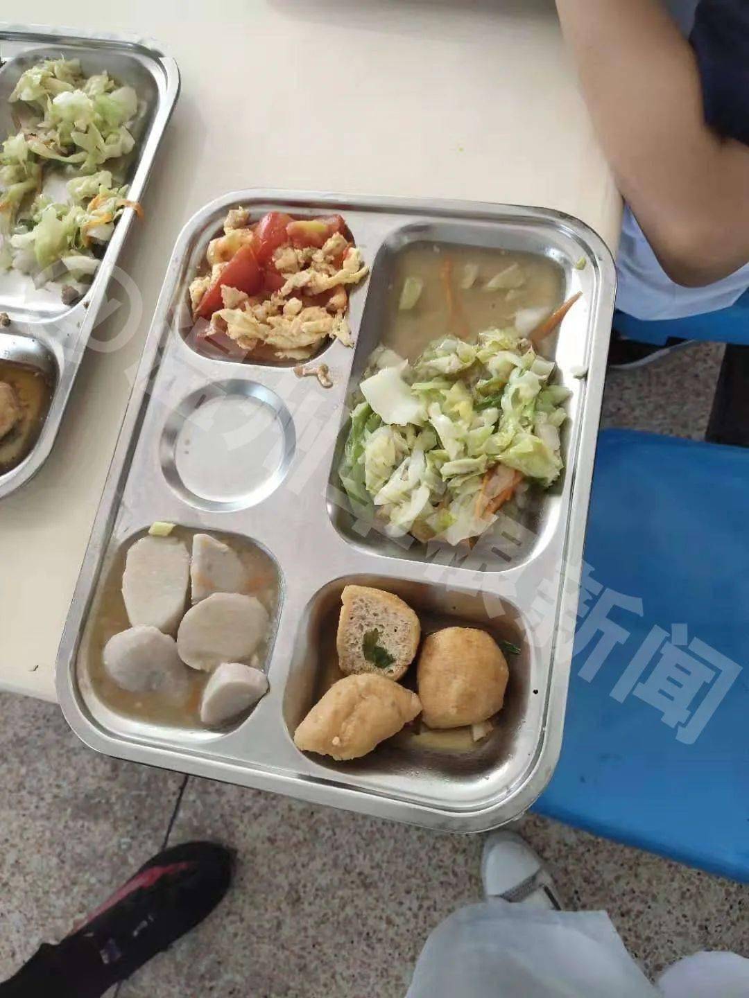 金乡一所学校的午餐遭曝光被疯狂吐槽
