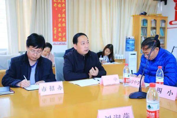 西昌一中主持工作副校长崔太宗(中)发言