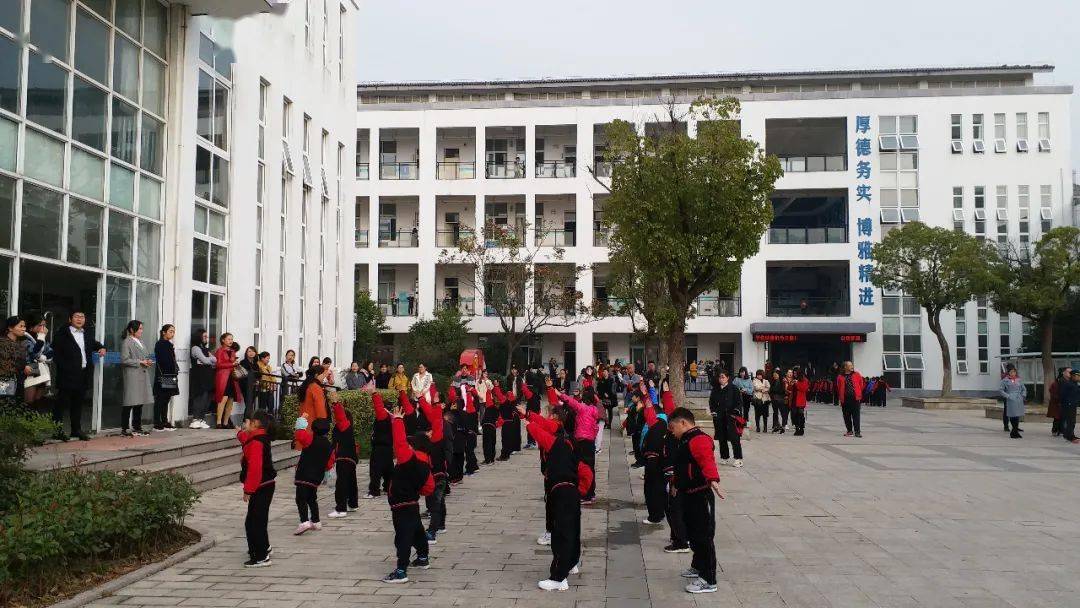 嘉兴市依法治校示范校巡展99依法治校且歌且行杭州师范大学附属乍浦