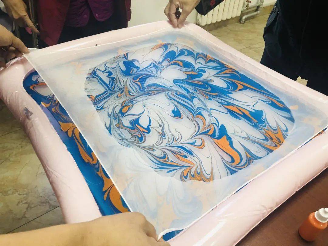 聚焦万寿路|重阳温情——水拓丝巾制作