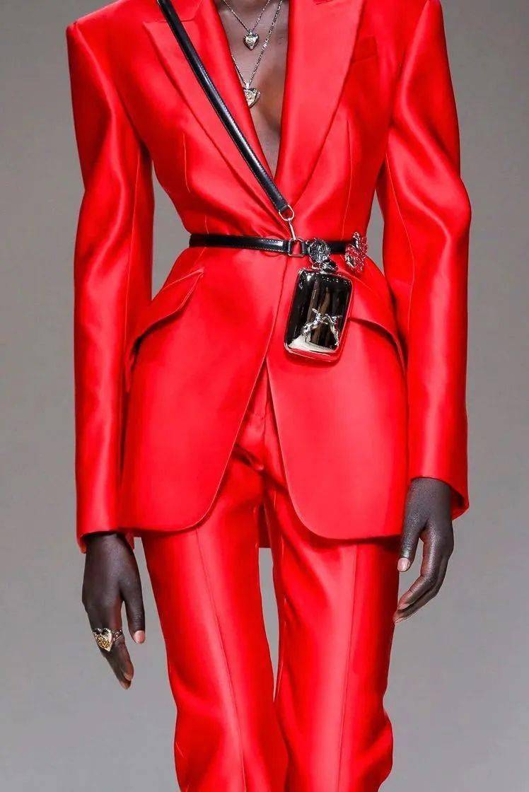 冒险|Pantone发布“月经红”色号,充满活力和冒险精神的红色是如何“驰骋”整个时尚界的？