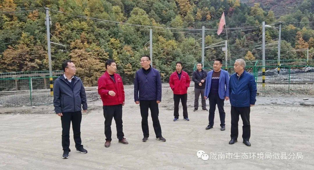 陇南市生态环境局环保督察专员贾广刚,徽县政府副县长牛彦军一同检查