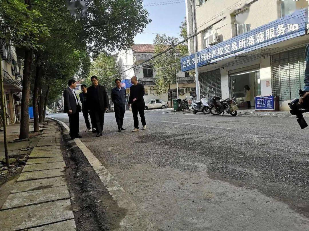 潘塘路和振兴路是潘塘街两条较为繁忙的交通主干道,一条道路贯穿街道