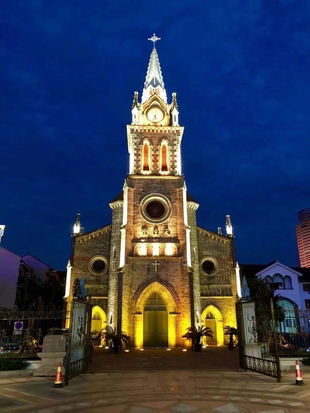 外滩|三江前浪推后浪！时尚浪潮在1844年开埠的老外滩，蜿蜒流转…