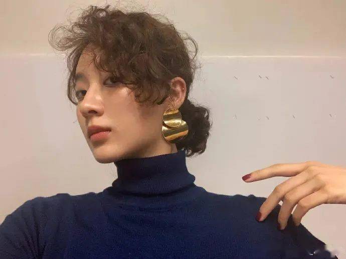 宋妍霏|孟美岐宋妍霏不费吹灰之力的港风妆，看着简单却这么高级？