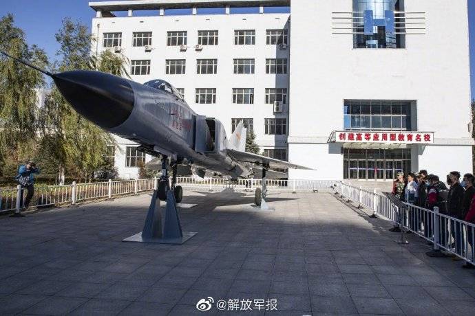 哈尔滨|退役战机进哈尔滨高校 这是最生动的国防教育课！