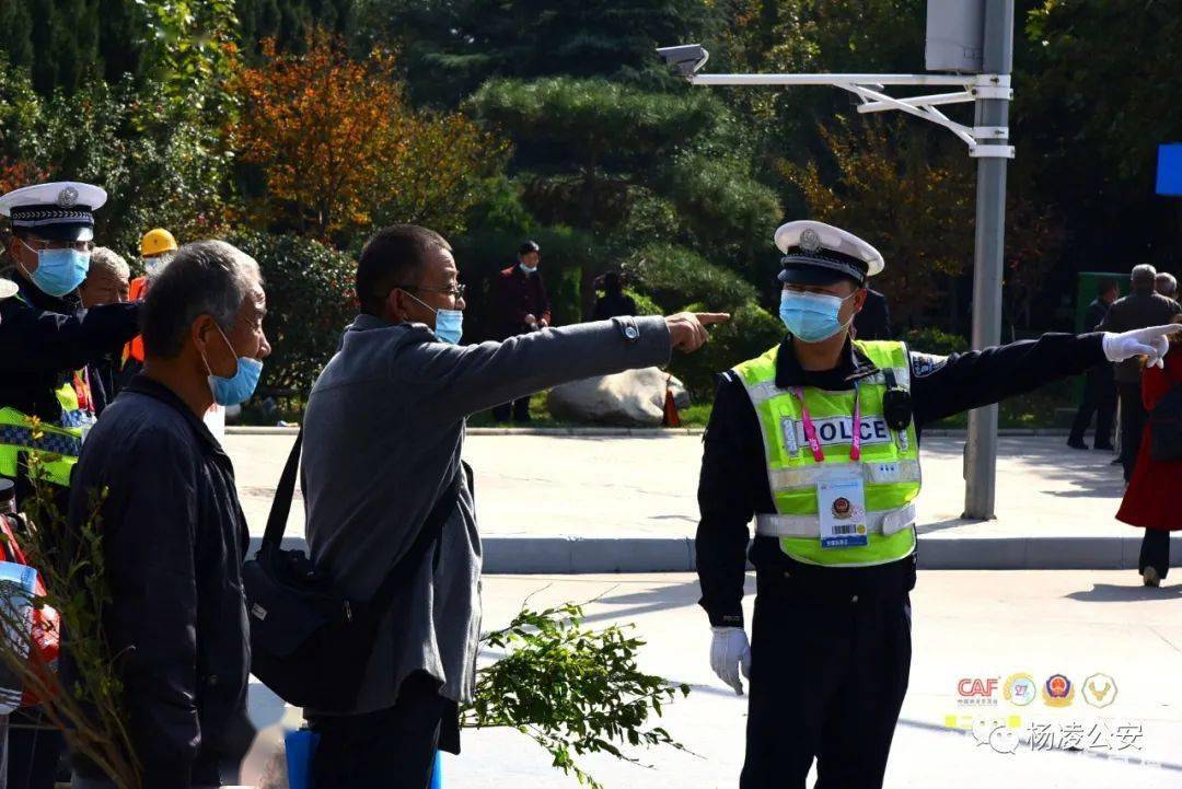 民警老人口罩_老人戴口罩(2)