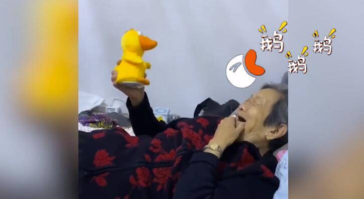 笑声会“传染”！姥姥第一次玩复读玩具笑到停