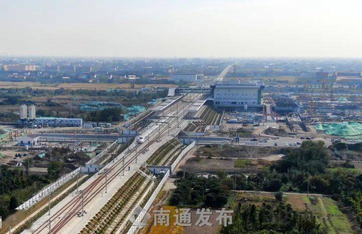 盐通高铁北起徐盐铁路盐城站,南至沪苏通铁路南通西站,正线全长156.