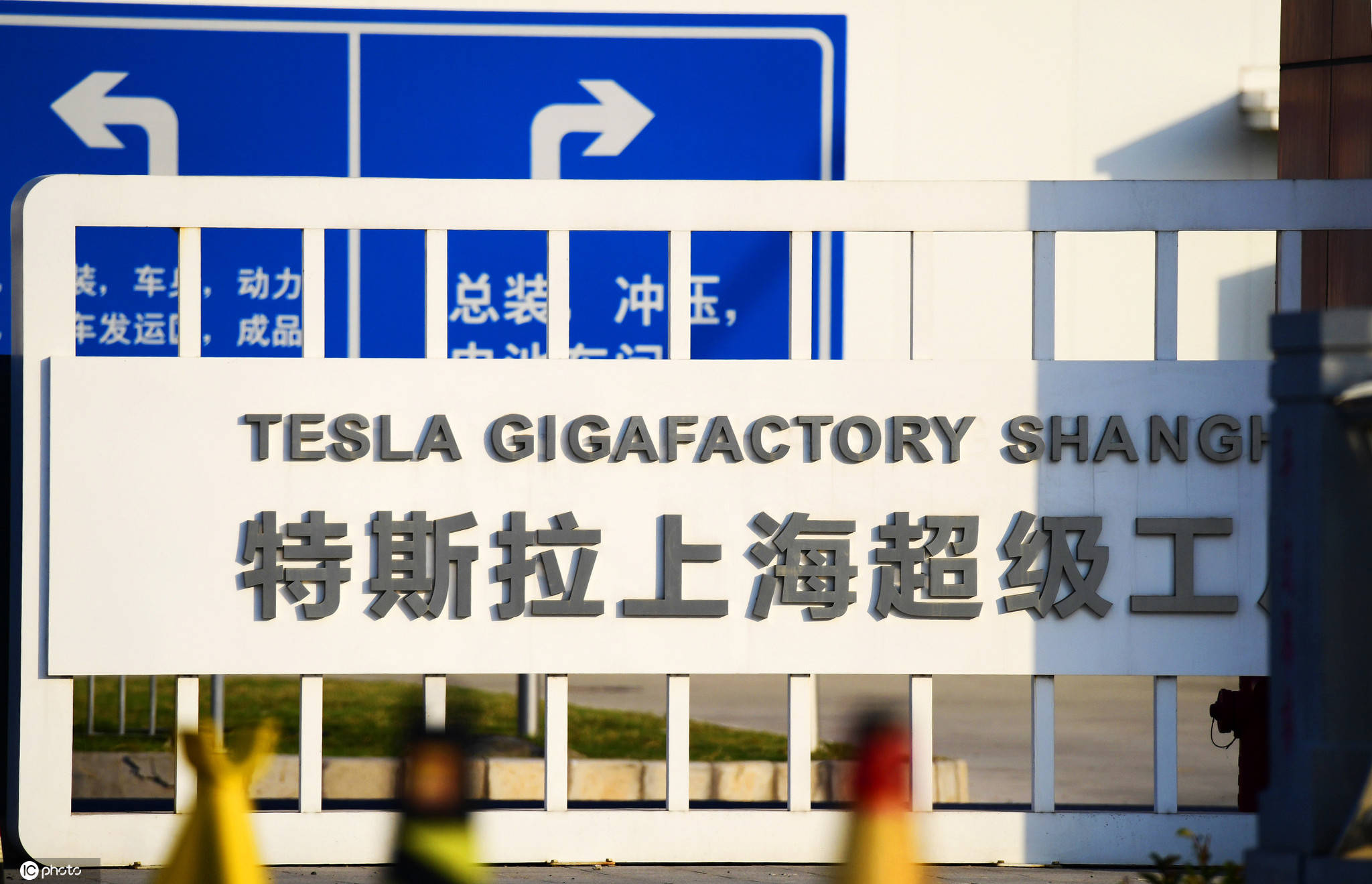 特斯拉二期工厂基本完工新增"特斯拉上海超级工厂"中文标识醒目