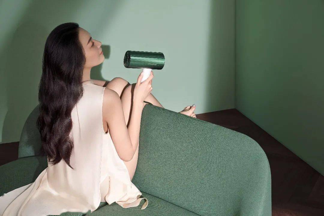 腰斩|这个黑科技吹风机，对标日本大品牌，价格腰斩一半，吹头发就像做发膜！