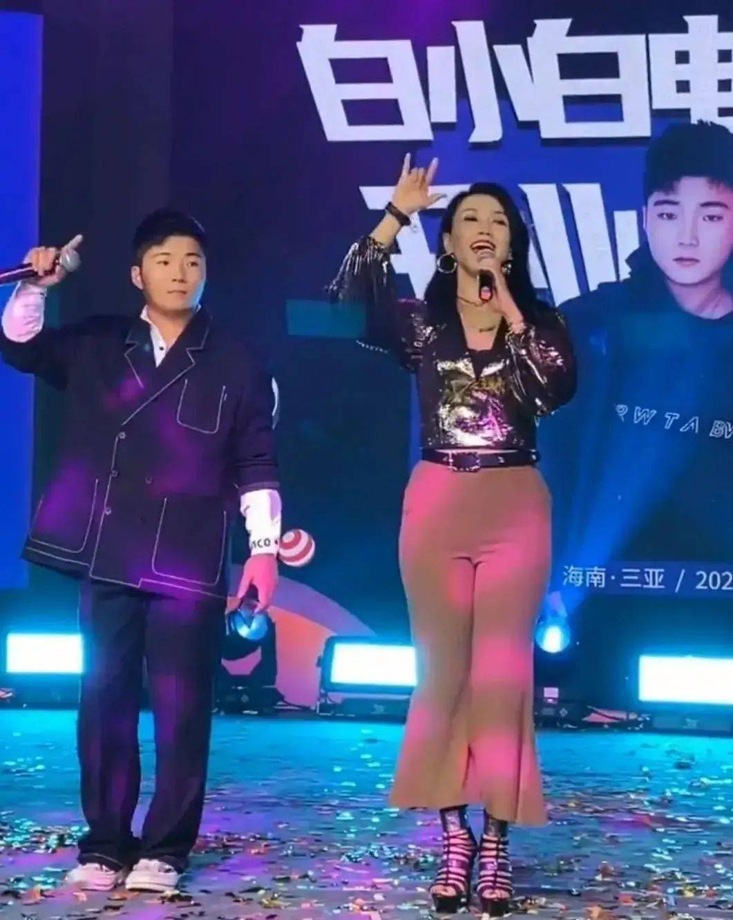 歌手王蓉签约网红公司,商演舞台简陋穿着寒酸,42岁混成这惨样!