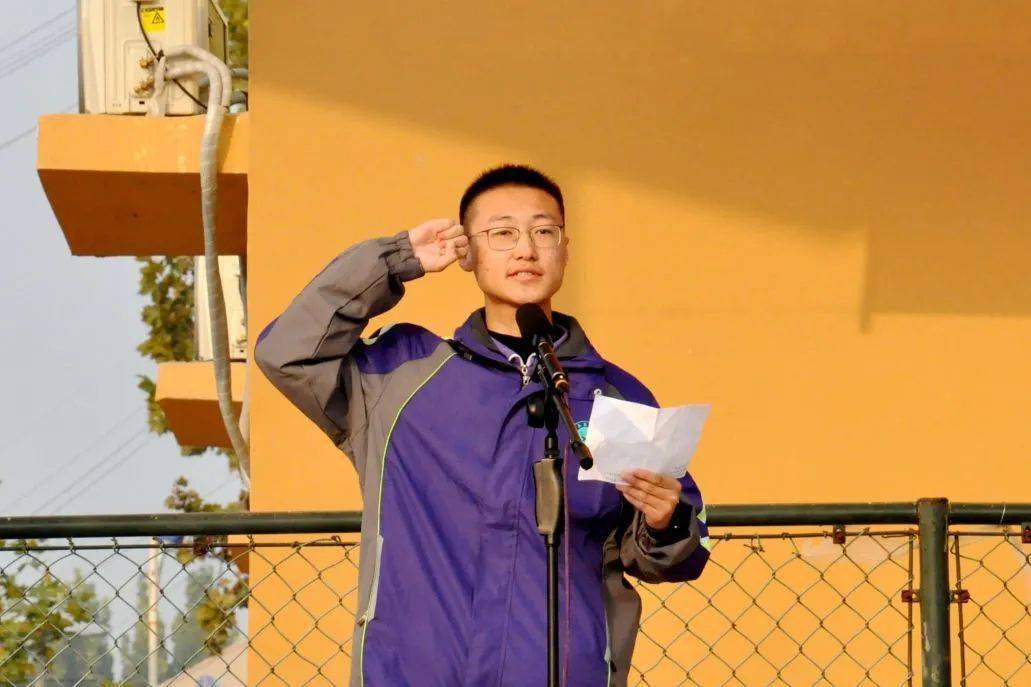 1903班王嘉捷同学发言校领导为荣获"四有"好老师称号的老师颁发荣誉