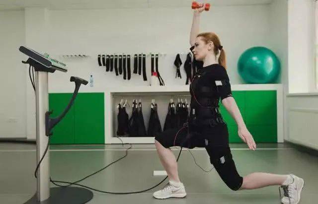 腰带|日本变态“收腰带”,25分钟等于卷腹368次!狂甩游泳圈,轻松get少女腰!