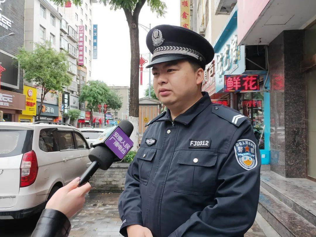 片区民警做流动人口(2)