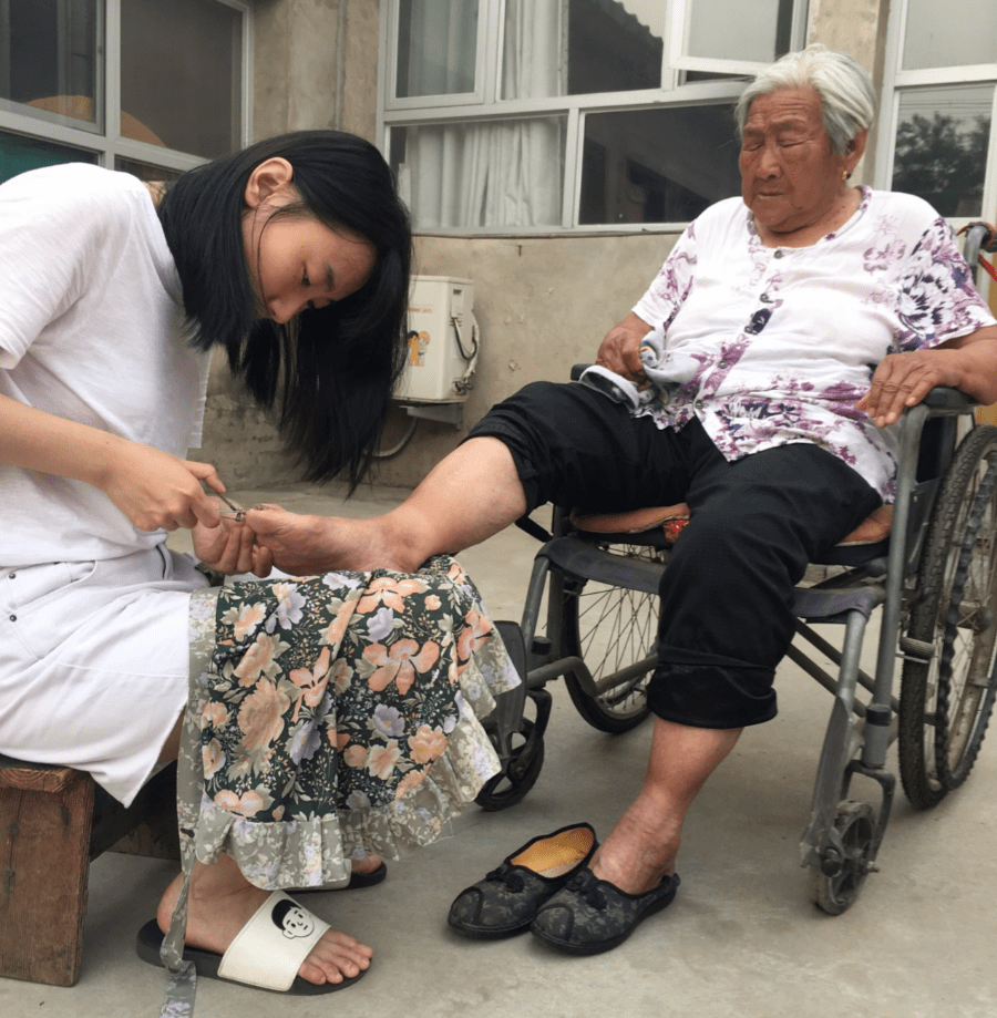 最美西集人90后孝顺孙女托起80后奶奶的幸福晚年