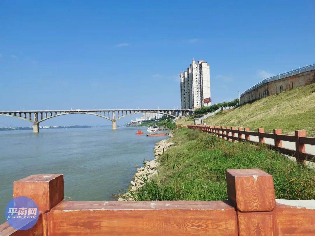 文笔阁  "站在江北公园,望向平南西江大桥对面风景"  小路的指示牌