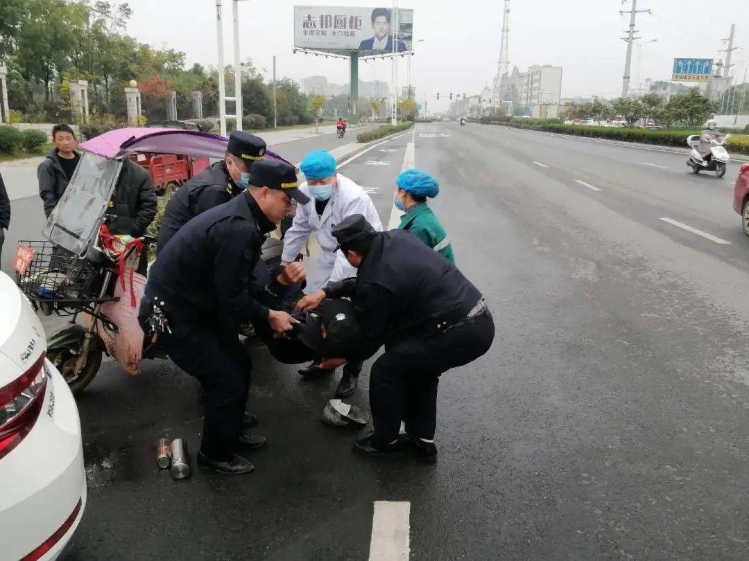 望江县医院附近时发生一起车祸,一电瓶车与小轿车发生碰撞.