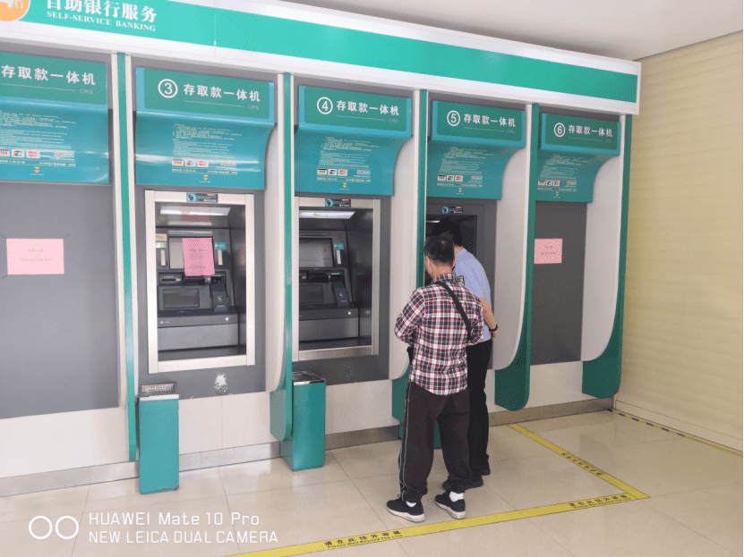 阳春一男子在银行柜员机取钱时,被偷走25000元