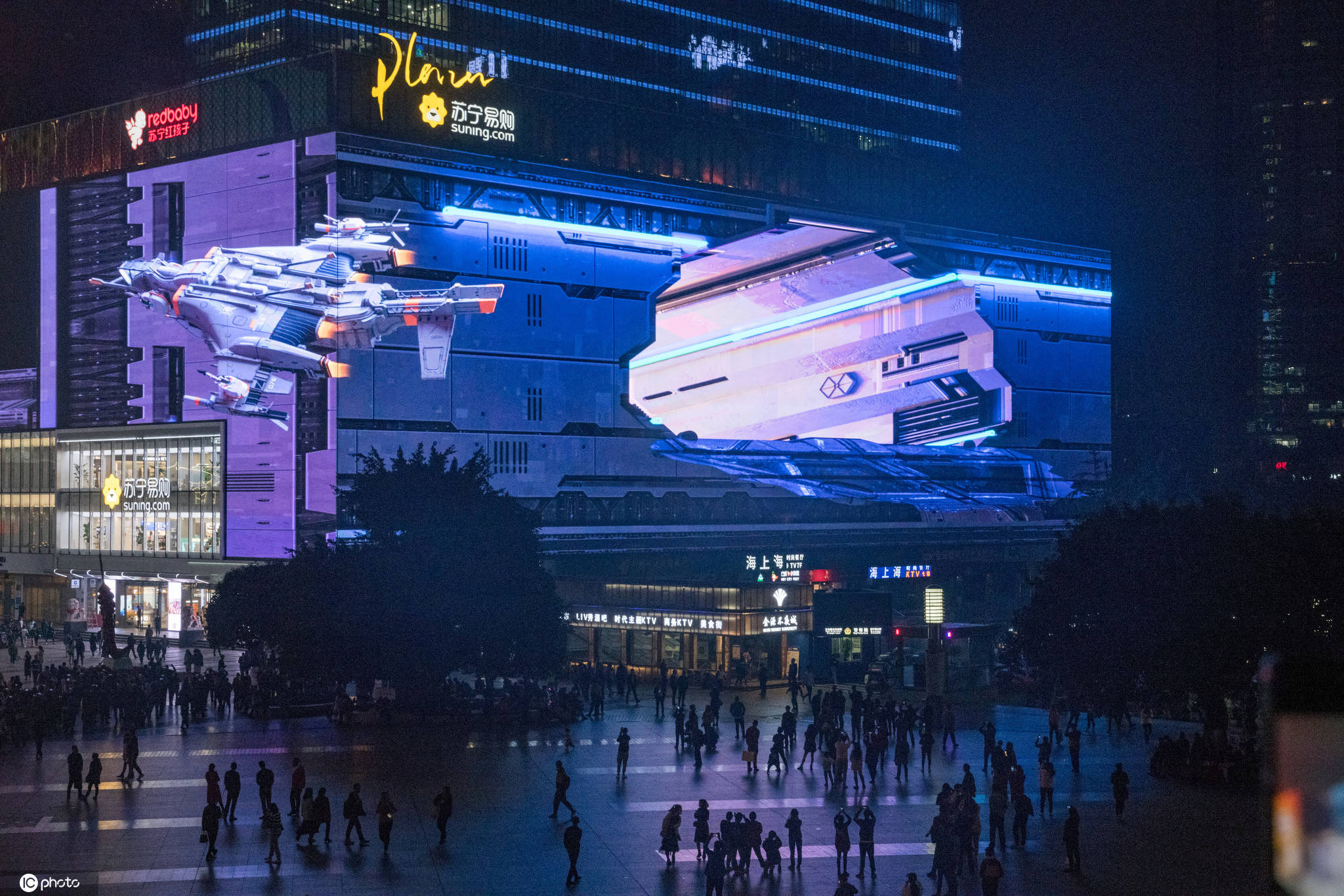 未来已来!重庆一商圈现超酷炫裸眼3d"太空飞船"