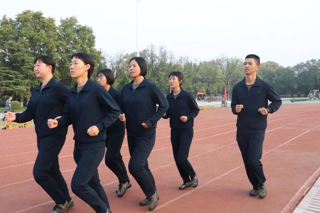 军中绿花初绽放女兵的美总有一款打动你