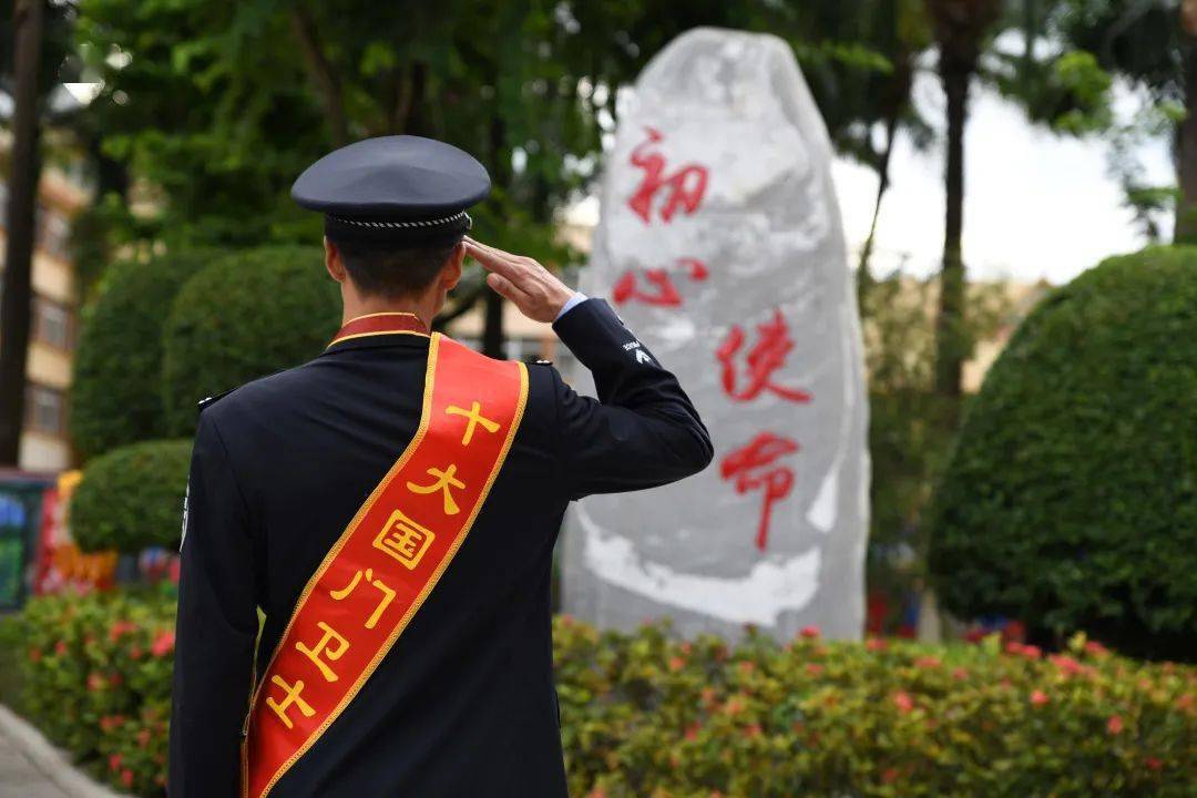 首届十大国门卫士查中永载誉归来