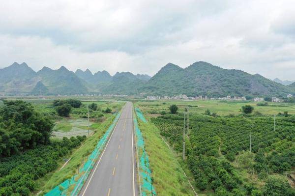 广西鹿寨县经平山至柳城公路建成通车