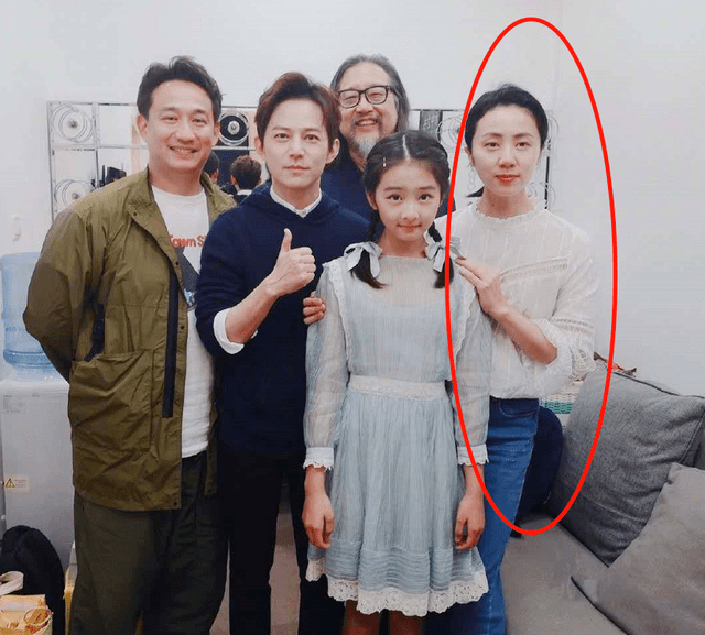 黄磊晒多多近照很像妈抹鲜艳红唇扮轻熟少女14岁身高直追何炅
