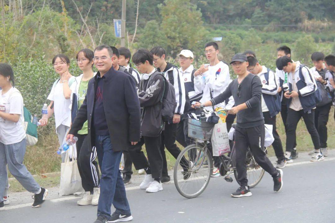 祁门一中举行第五届师生60华里远足暨军营一日行活动