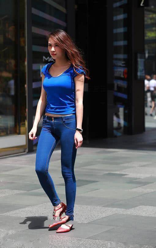 穿着|街拍美女：姐姐穿藏蓝色紧身裤，走路的姿势充满成熟女人的味道