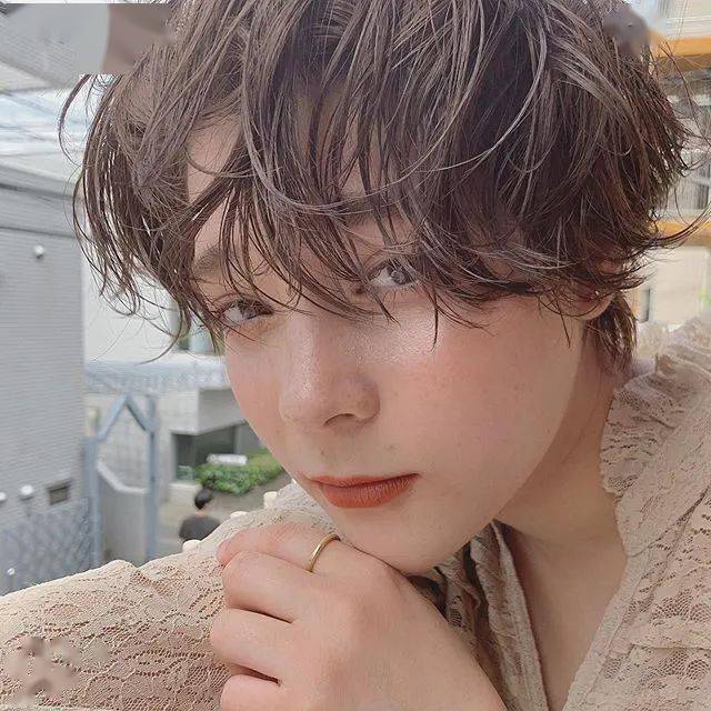 涂谁|足以让你时髦整个秋冬的棕色唇，谁涂谁好看