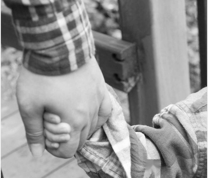 马路|揪心｜永宁一幼儿和大人一起过马路时摔倒，遭小轿车碾轧！