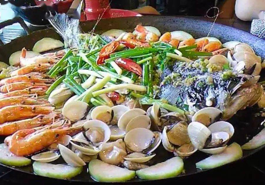 不如一次来个大满足,河鲜大盆鱼,将鲜虾等与新鲜大鱼同盆煮,白贝提
