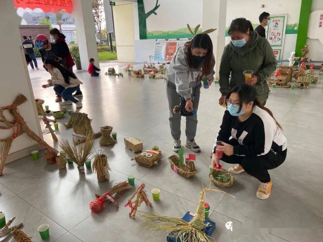 这么不起眼的稻草经过你们的巧手居然能变出这么美的作品! 看!