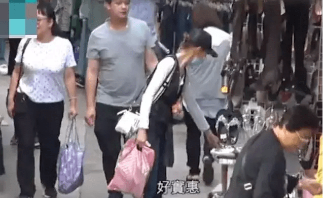 平民区|宝姐:张曼玉买地摊货、住平民区,年过半百却仍然是最时尚的女神?!