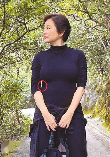 66岁林青霞近照,清爽干练神采奕奕,不过细节还是暴露了年龄